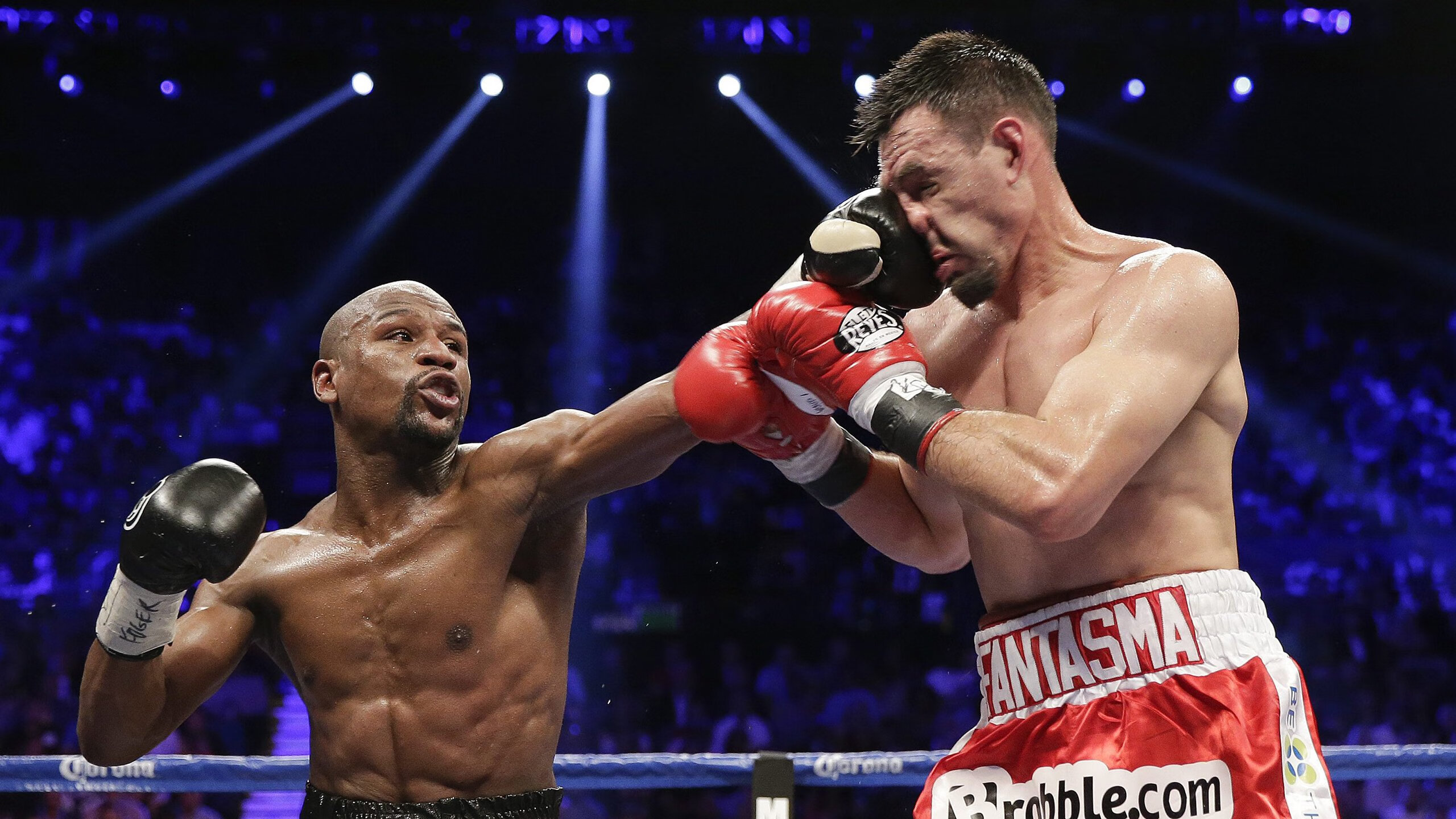 王楚钦霸气扣杀引全场欢呼，王楚钦水平