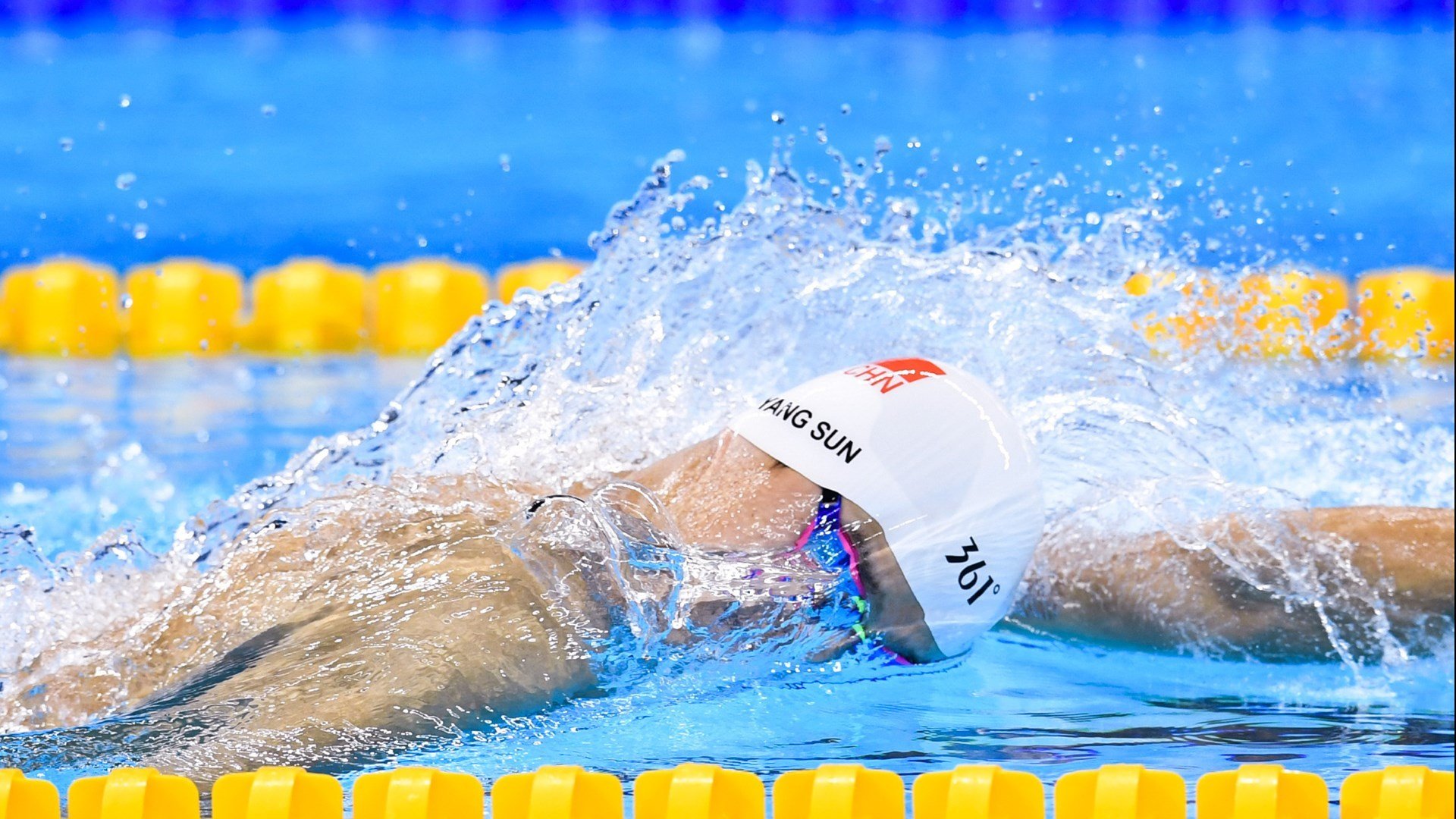 王楚钦霸气扣杀引全场欢呼，王楚钦水平