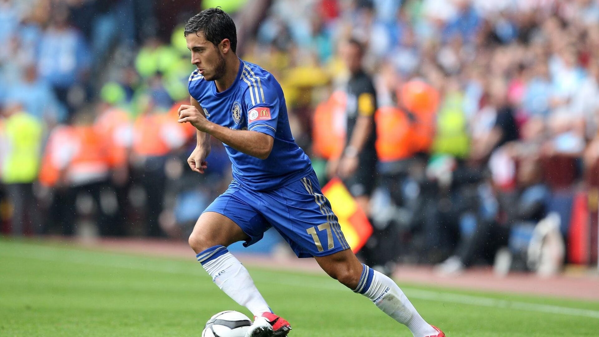 爱游戏综合娱乐-主力球员高强度对抗中保持技术动作稳定展现专业素养，防守球员主动对抗进攻球员